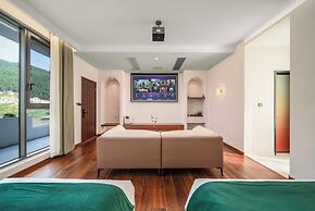 Bright Moon Valley Smart Hotel