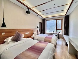 Bright Moon Valley Smart Hotel