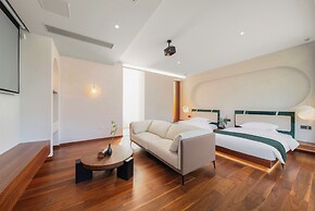 Bright Moon Valley Smart Hotel