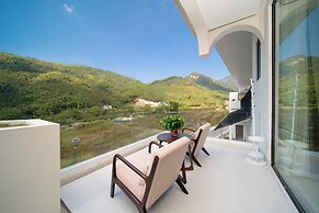 Bright Moon Valley Smart Hotel