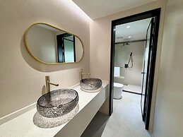 Bright Moon Valley Smart Hotel