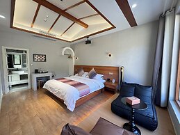 Bright Moon Valley Smart Hotel