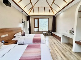 Bright Moon Valley Smart Hotel