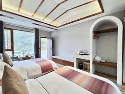 Bright Moon Valley Smart Hotel