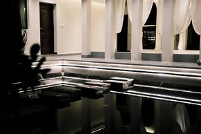 Bright Moon Valley Smart Hotel