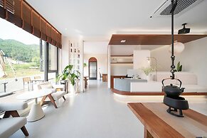Bright Moon Valley Smart Hotel