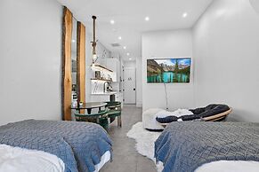 Cozy Modern Studio Near Lake Porch Fire Pit