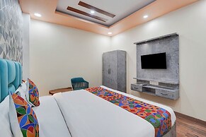 Fabhotel Raas Plaza