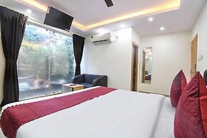 Fabhotel Royal Place