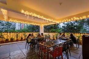 FabHotel Honey Grand - 400m From Yashoda Hospitals, Hitech City.
