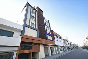 Fabhotel Mahal