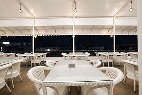 Fabhotel Blu Mark