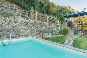 Villa Regina Retreat With Pool & Lake View