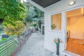 Villa Regina Retreat With Pool & Lake View