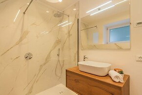 Villa Regina Retreat With Pool & Lake View