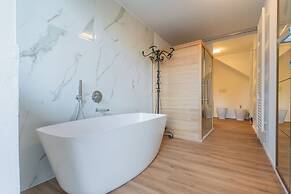 Villa Regina Retreat With Pool & Lake View