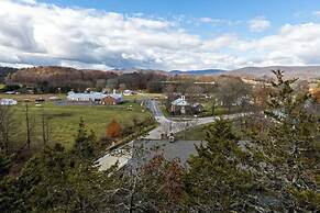 Dog-friendly, Riverfront 10br w/ Games Galore