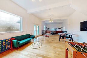 Dog-friendly, Riverfront 10br w/ Games Galore