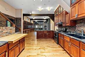 Dog-friendly, Riverfront 10br w/ Games Galore