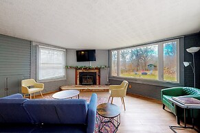 Dog-friendly, Riverfront 10br w/ Games Galore