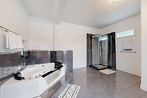 Dog-friendly, Riverfront 10br w/ Games Galore