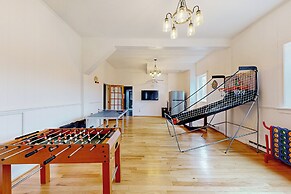 Dog-friendly, Riverfront 10br w/ Games Galore