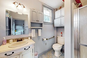 Dog-friendly, Riverfront 10br w/ Games Galore