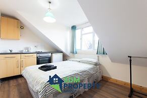 Pebbles Guest House - Flat 6