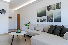 Averna - Breezy 2-BR Apt. in Larnaca