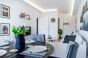 Averna - Breezy 2-BR Apt. in Larnaca