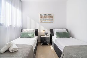 Averna - Breezy 2-BR Apt. in Larnaca