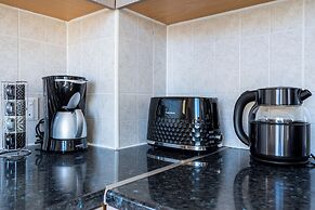 Averna - Breezy 2-BR Apt. in Larnaca