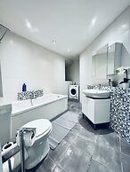 2BR Apt With Balcony Blumengärten