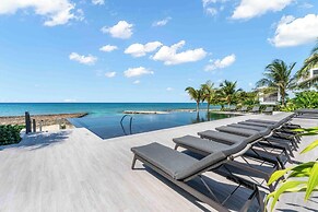 Aqua 4 on Seven Mile Beach