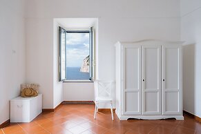 DIPINTO APARTMENTS