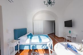 DIPINTO APARTMENTS