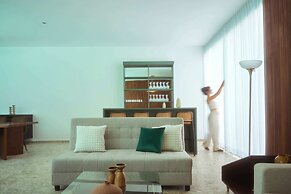 Casa Orbit AC Pool Jacuzzi Central Location