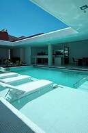 Casa Orbit AC Pool Jacuzzi Central Location