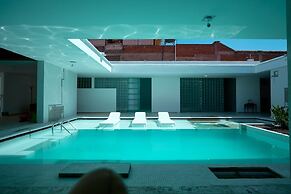 Casa Orbit AC Pool Jacuzzi Central Location