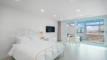 Uni’s Ocean Pool Villa