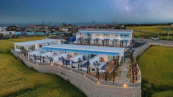 Uni’s Ocean Pool Villa