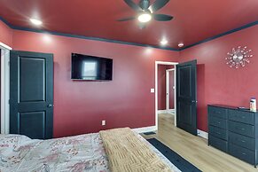 Colorful, Convenient Apt 7 Mi to Lincoln Financial