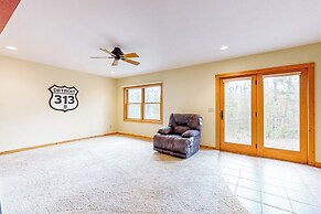 Dog-friendly 2BR Cabin w/ Pellet Stove, W & D