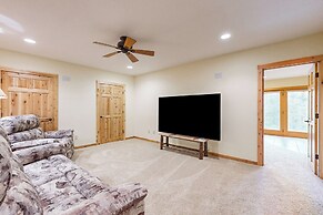 Dog-friendly 2BR Cabin w/ Pellet Stove, W & D