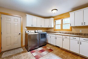 Dog-friendly 2BR Cabin w/ Pellet Stove, W & D