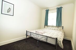 3 Bed Semi - Sleeps 5 - Parking - Pets - Garden