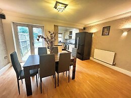 3 Bed Semi - Sleeps 5 - Parking - Pets - Garden