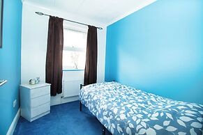 3 Bed Semi - Sleeps 5 - Parking - Pets - Garden