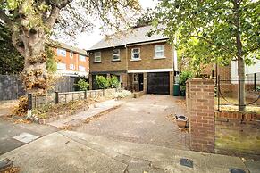 3 Bed Semi - Sleeps 5 - Parking - Pets - Garden