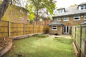 3 Bed Semi - Sleeps 5 - Parking - Pets - Garden